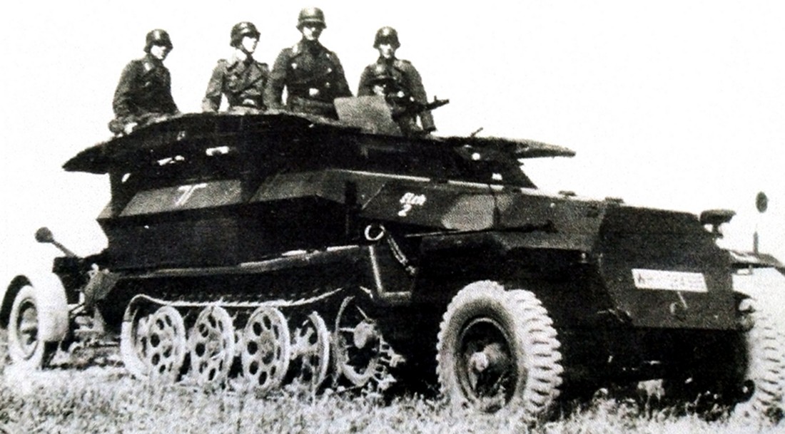 德军一辆用251 C车体改装的Sd.Kfz.251/7 Ausf.C型半履带装甲工兵突击车,车厢上方两侧搭载着工兵桥,车后还拖挂着一门28毫米锥膛反坦克炮。