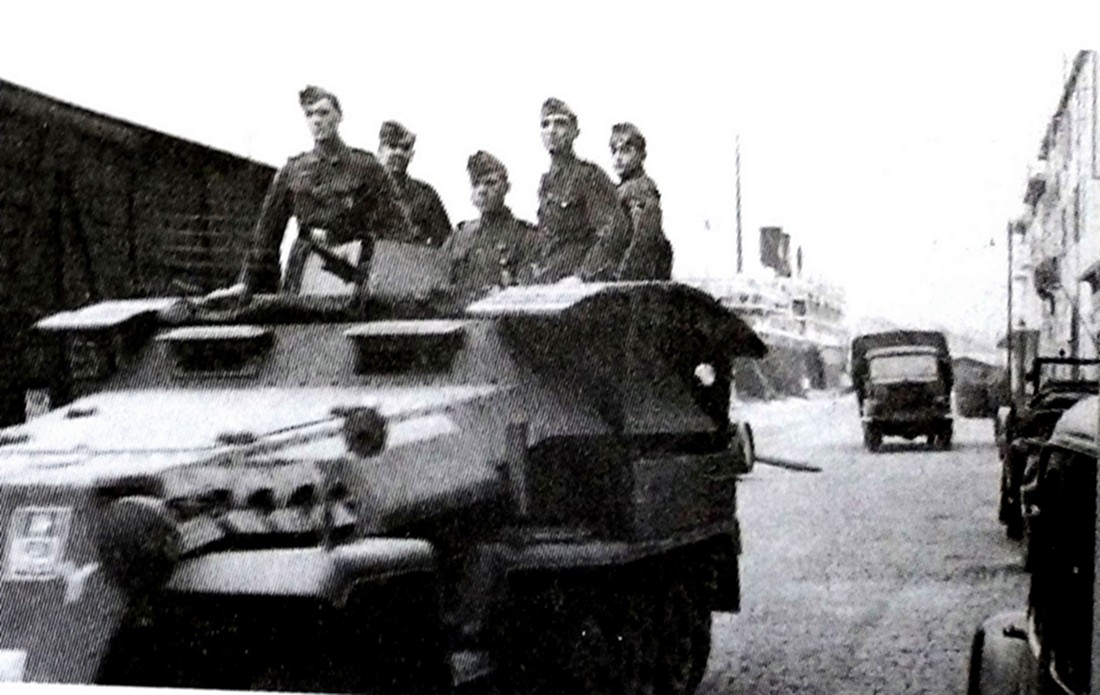 1942年,西线战场法国地区,行进在城镇路上的一辆用251 C型车体改装的德军Sd.Kfz.251/7 Ausf.C型半履带装甲工兵突击车,车厢上方两侧搭载着工兵桥。