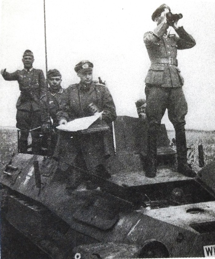 1941年至1943年间,东线苏联战场,一辆隶属德军某装甲掷弹兵团团部指挥官的Sd.Kfz.251/6 Ausf.B型半履带装甲指挥车。为了加强正面防护,该车在前置机枪处加装了一块装甲钢板,而天线也改为半框式。