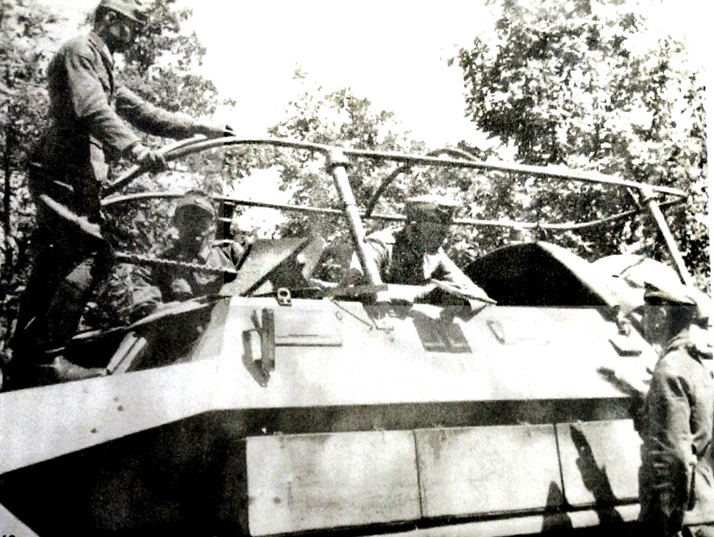 1943年5月,东线苏联战场,德军第41装甲师师长专用的一辆用251 A型车体改装的Sd.Kfz.251/6 Ausf.A型半履带装甲指挥车。