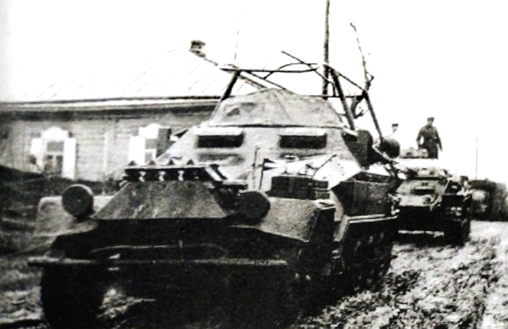 1943年,德军一辆用251 B型车体改装的Sd.Kfz.251/6 Ausf.B型半履带装甲指挥车正与装甲部队行进在东线苏联战场的泥泞路上,指挥车后是一辆德军Ⅲ号坦克。
