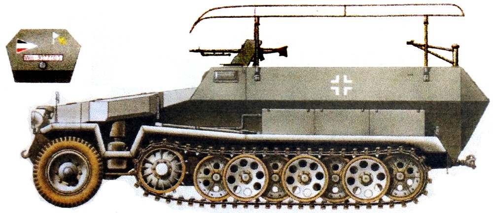 1941年9月,东线苏联战场,隶属德军第9装甲师的一辆Sd.Kfz.251/6 Ausf.C型半履带装甲指挥车。该车涂有指挥官的指挥旗(三角)标志,应是该师指挥官的指挥车。