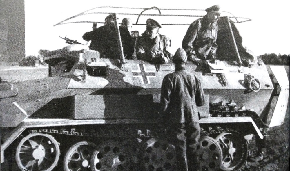 1941年秋冬间,东线苏联战场,德军第1装甲师师长专用的一辆用251 A型车体改装的Sd.Kfz.251/6 Ausf.A型半履带装甲指挥车。