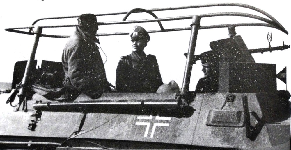 1941年底,东线苏联战场,德国中央集团军群司令官冯•博克元帅在下属1名装甲师师长专用的Sd.Kfz.251/6 Ausf.A型半履带装甲指挥车上。