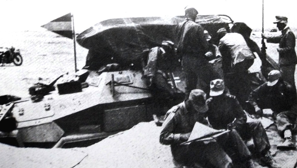 1943年,非洲战场,德国非洲军第15装甲师师长专用的一辆用251 B型车体改装的Sd.Kfz.251/6 Ausf.B型半履带装甲指挥车。车前插着一面三角形的师长指挥旗。