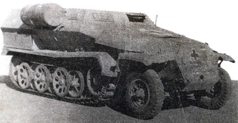 非洲军团使用的Sd.Kfz.251/8型半履带装甲救护车