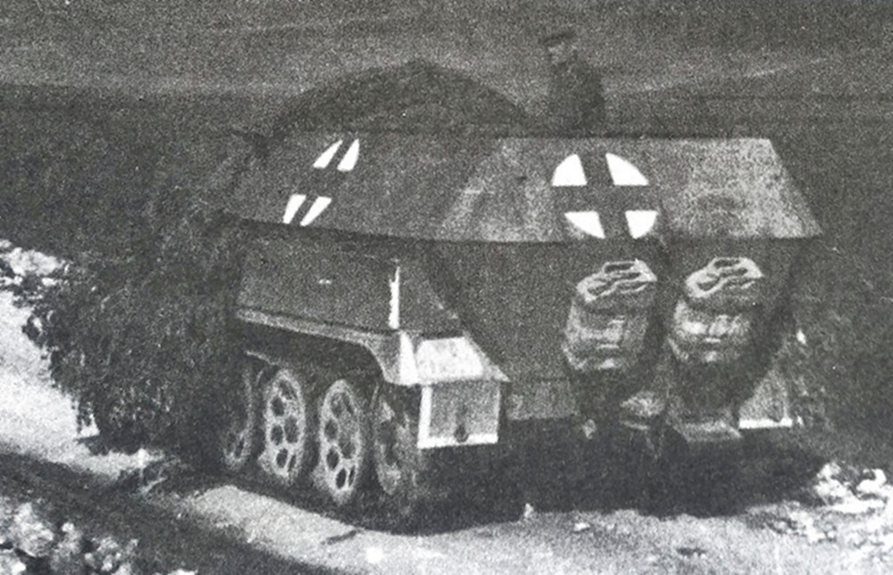 1942年,东线苏联战场,一辆用251 B型车体改装的德军Sd.Kfz.251/8 Ausf.B型半履带装甲救护车正在行驶途中。