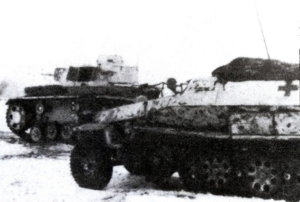 1943年冬季,东线苏联战场,一辆德军Sd.Kfz.251/8 Ausf.C型半履带装甲救护车与一辆德军Ⅲ号L型坦克停靠在一起。注意该救护车车外装有一条2米天线,是专属德军坦克部队,作坦克伤员救助的Ⅱ型救护车。