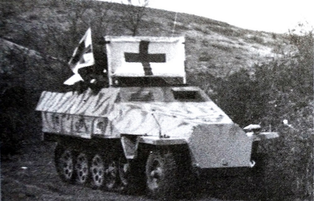1944年秋天,西线战场,一辆德军Sd.Kfz.251/8型半履带装甲救护车正在山路上行驶,由于该车车身上无涂红十字标志,所以在车上插上了红十字旗识作救护车标识。