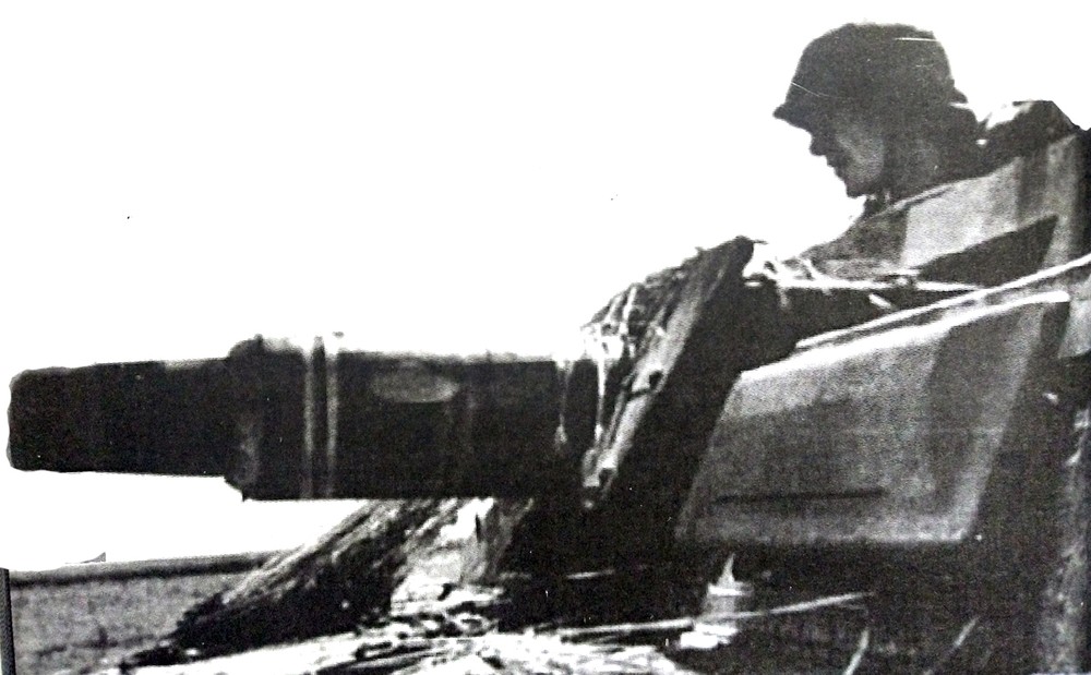 德军Sd.Kfz.251/9 半履带装甲炮车的Kwk 37型24倍口径75毫米短管火炮管近照,炮手拟作射击准备。