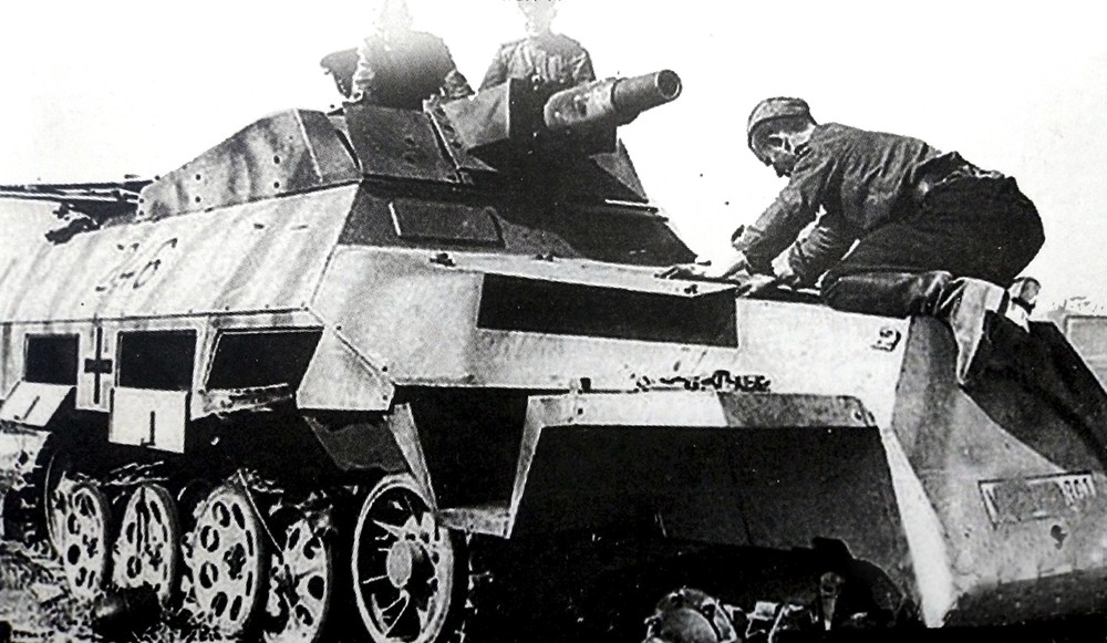 在东线苏联战场上被苏军击毁的德军一辆Sd.Kfz.251/9 Ausf.D型半履带装甲炮车。