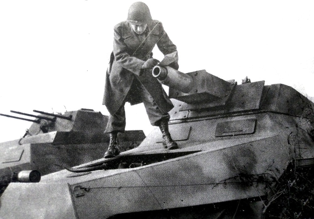 在西线战场上被美军缴获的德军一辆Sd.Kfz.251/9 Ausf.D型半履带装甲炮车,一名美军在车上检查火炮的状况。
