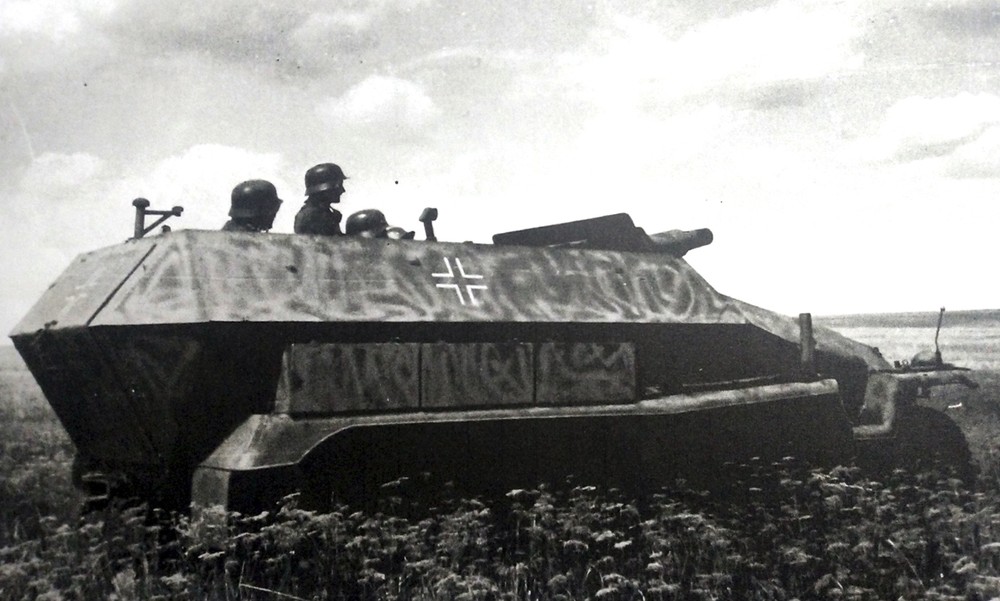 1943年7~8月间,东线苏联战场库尔斯克地区,德军一辆Sd.Kfz.251/9 Ausf.C型半履带装甲炮车停在阵地上准备向苏军目标射击。