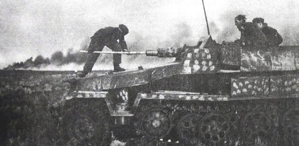 1943年7~8月间,东线苏联战场库尔斯克地区,德军一辆Sd.Kfz.251/9 Ausf.C型半履带装甲炮车的车组成员正在战斗间隙中对炮管进行清洗。
