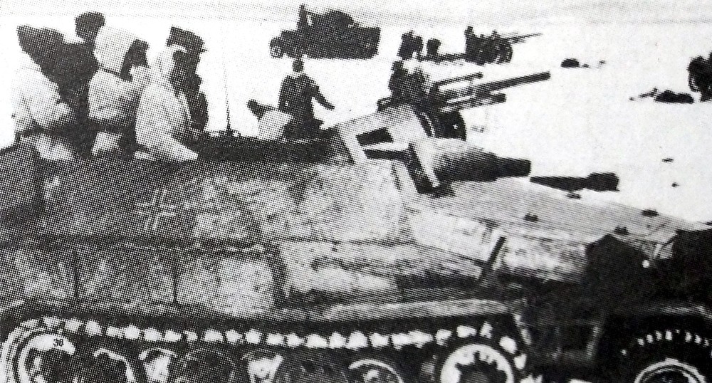 1943年底,东线苏联战场,在德军师属榴弹炮阵地上,一辆Sd.Kfz.251/9 Ausf.C型半履带装甲炮车与105毫米榴弹炮一起执行火力支援任务。