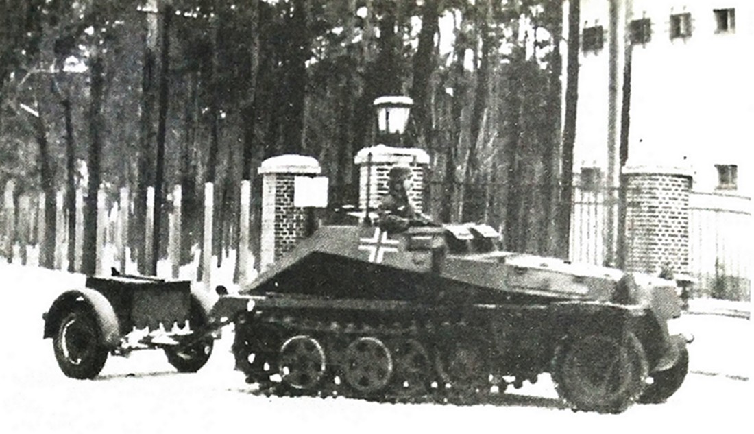 Sd.Kfz.252轻型装甲车是源自于250的变形车,这辆252半履带装甲运载车拖挂着一个特别的81/1拖车,归属于德军的突击炮部队。