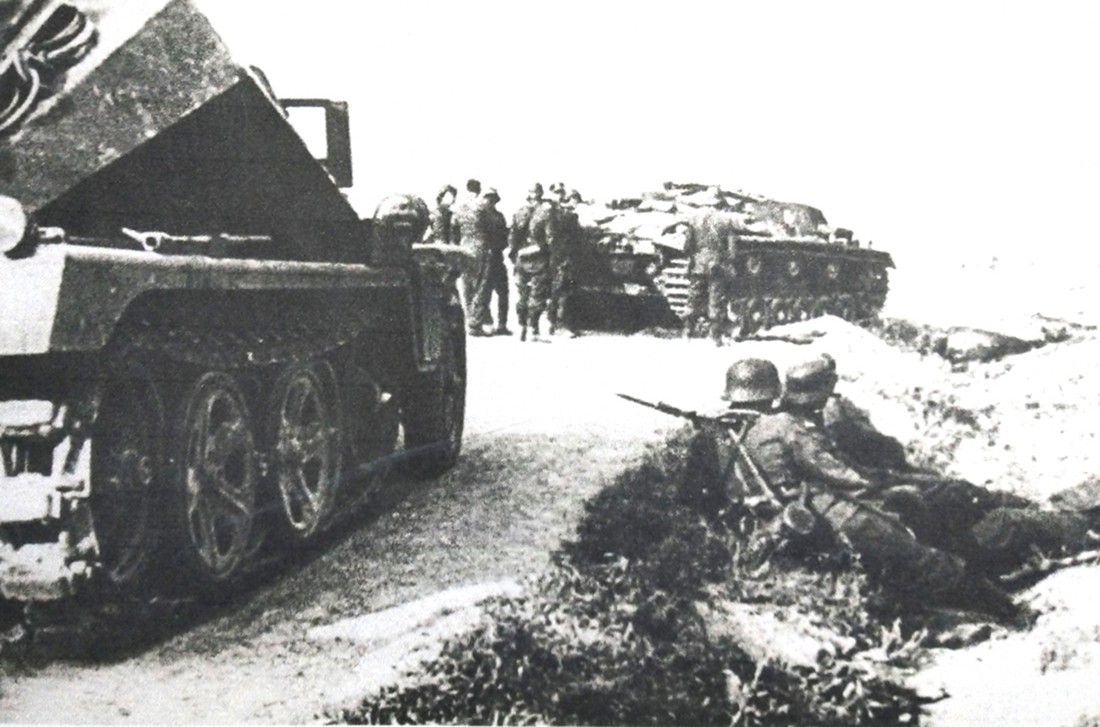 1941年6月,东线苏联战场,德军第181突击炮营的一辆Ⅲ号D型突击炮车(Sd.Kfz.142 Ausf.D)和一辆Sd.Kfz.252弹药运输车正在前进途中作短暂休息。