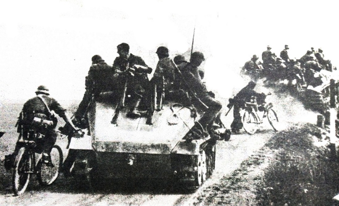 1941年6月,东线苏联战场,一辆Sd.Kfz.252弹药运输车正随着德军第181突击炮营的Ⅲ号D型突击炮向前线进发,因为252车顶是密封的装甲,所以车顶上坐满了德军士兵。