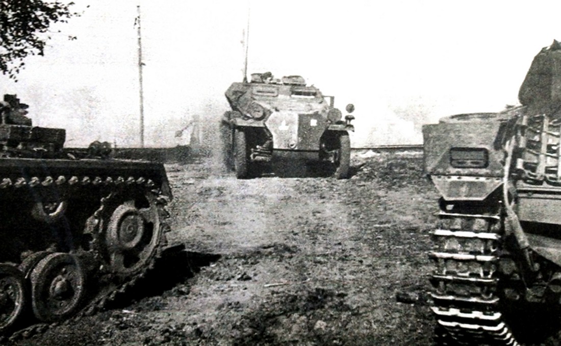 1942年7月,东线苏联战场,德军第901突击炮营的一辆Sd.Kfz.252半履带装甲弹药运载车跟随着德军Ⅲ号突击炮车向前线进发。