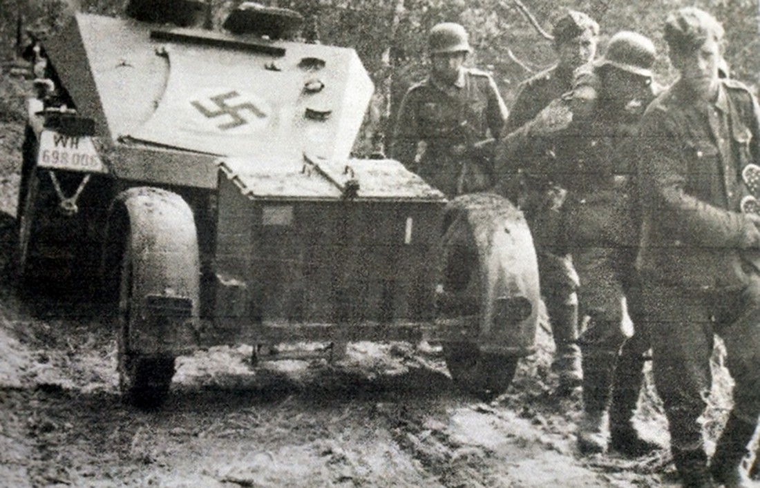 东线苏联战场,一辆铺上了纳粹德国国旗作为识别标志的Sd.Kfz.252弹药运输车在泥泞路上行驶。
