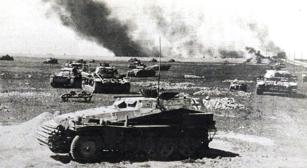 1942年夏季,东线苏联战场,德军第11装甲师第118炮兵团的一辆253型半履带装甲炮兵观测车正在战场上指挥德军Ⅲ号突击炮部队作战。