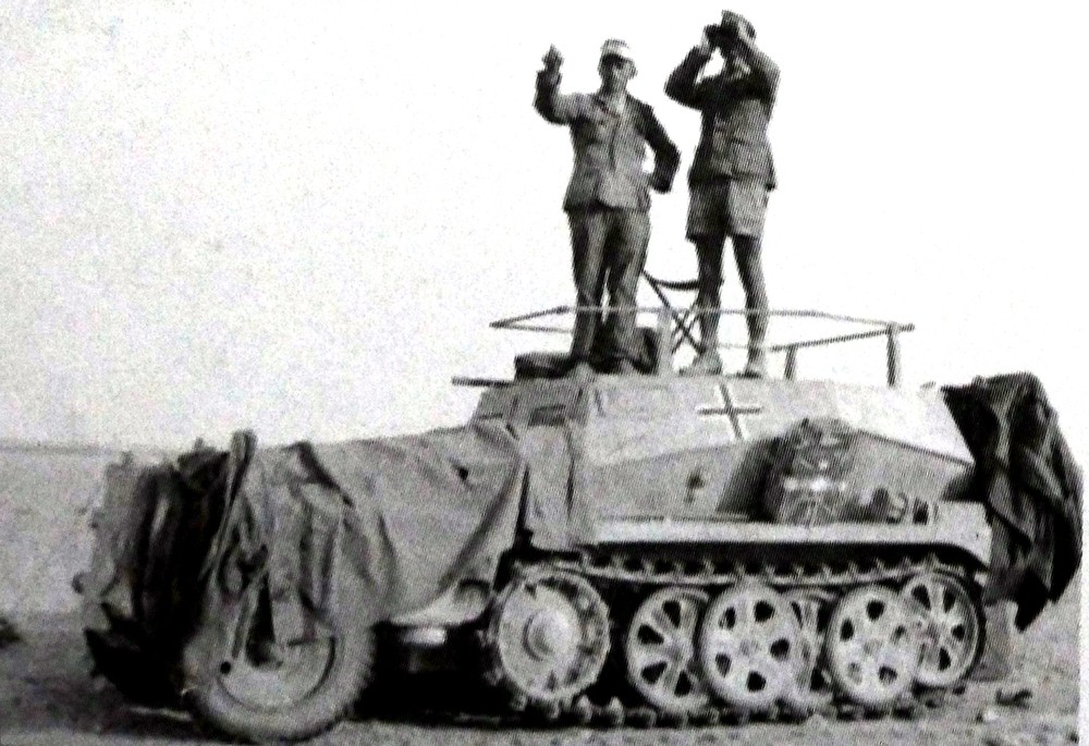 1941年6月,东线苏联战场,德军一辆253型半履带装甲炮兵观测车的指挥官正站在车顶观察分析战场情况。配备给突击炮部队的253装甲车的车长通常是突击炮连(或排)的指挥官。