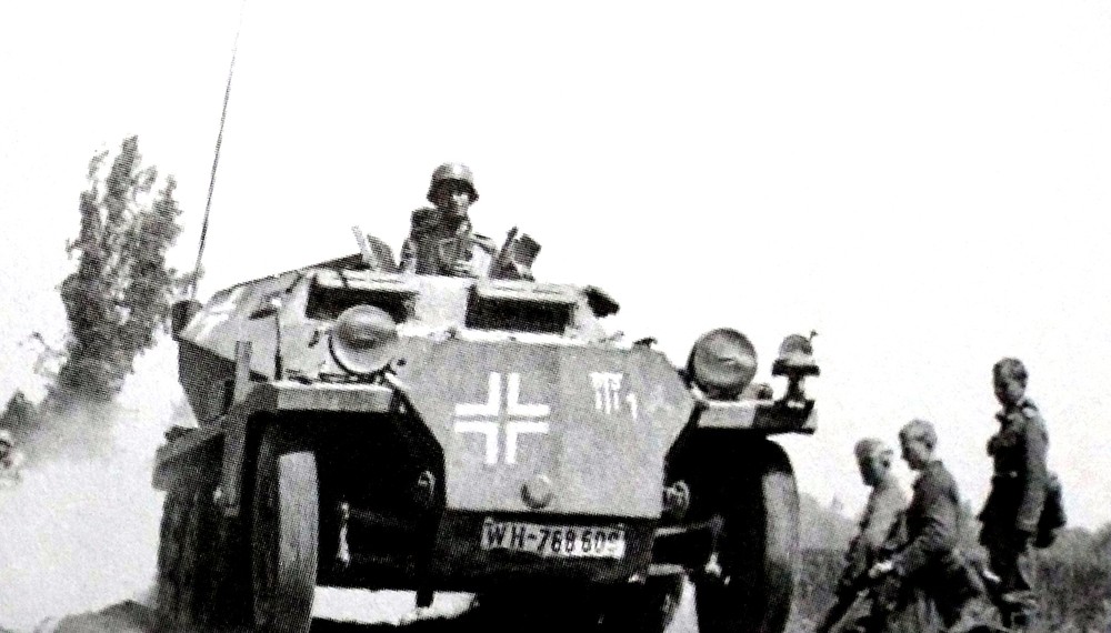 1942年夏季,东线苏联战场,一辆253型半履带装甲炮兵观测车正在向前线进发。