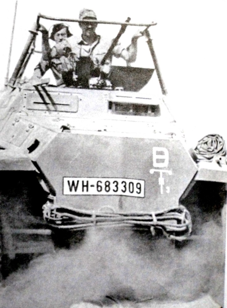 一辆在北非战场上的德军253型半履带装甲炮兵观测车,一挺MG34机枪安装在车顶的圆形舱口前,由一名车组成员操纵,车上使用的是FuG 12型大功率电台,安装的是框形天线。