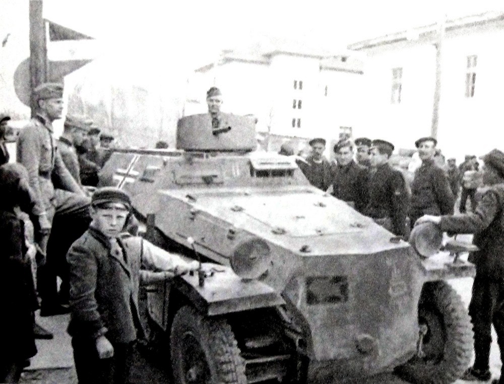 隶属于德军第191突击炮营的一辆253型半履带装甲炮兵观测车,车上安装了一挺带防盾的MG34型机枪。
