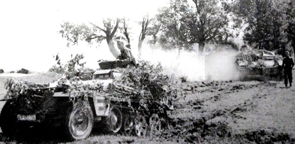 1941年7月,东线苏联战场,一辆253型半履带装甲炮兵观测车正在向前线疾驶前进,后面跟着的是一辆德军Ⅲ号突击炮车。