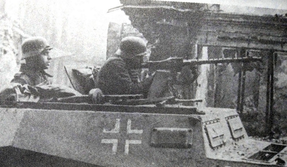 1942年夏季,东线苏联战场,一辆253型半履带装甲炮兵观测车正在战斗中前进。该车的机枪采用德军中型坦克炮塔高射机枪的安装形式,虽然没有防盾,但竖起的舱口盖钢板却可起到防弹作用。
