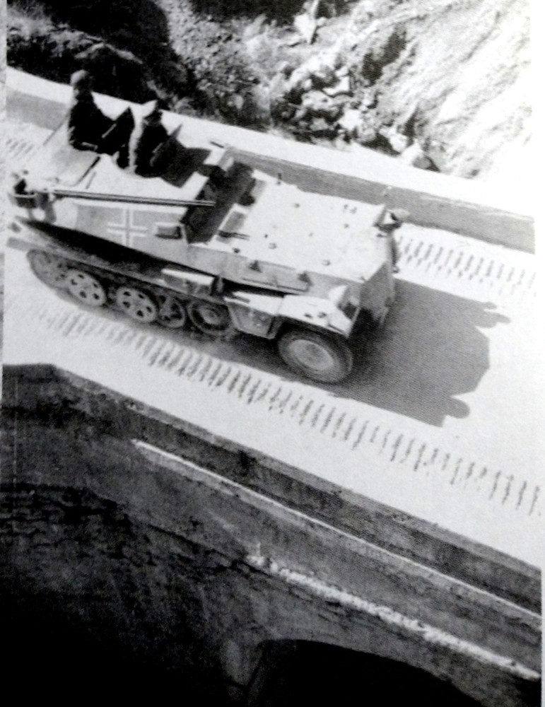 1941年,行进在巴尔干半岛的险峻山间中的一辆德军第197突击炮营的253型半履带装甲炮兵观测车,车上可清楚见到车顶的车长舱口和通讯员舱口都各站着一位车组乘员。