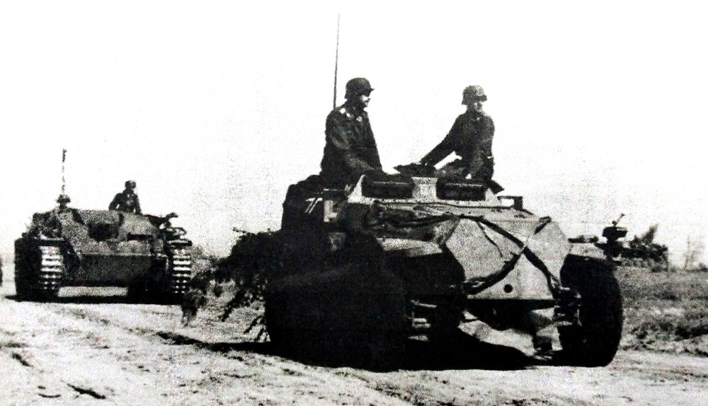 1942年夏季,东线苏联战场,配备给德军突击炮部队的一辆253型半履带装甲炮兵观测车正与德军Ⅲ号突击炮一起向前线进发。
