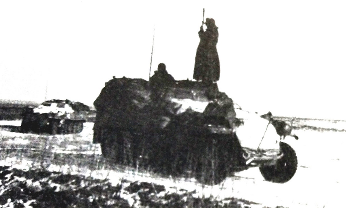 1942年冬天,东线苏联战场,德军一辆Sd.Kfz.251/5(Sd.Kfz.251/18)半履带装甲炮兵观测车的一名车组乘员正站在车上观测目标。