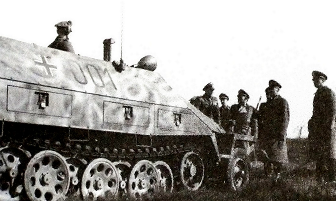 1944年春天,停在西线战场某地的德国武装党卫军炮兵测绘部队的一辆Sd.Kfz.251/15(Ausf.D车体)型半履带装甲炮火测光车,车前的一群德军军官可能是该部队的指挥官和技术军官。