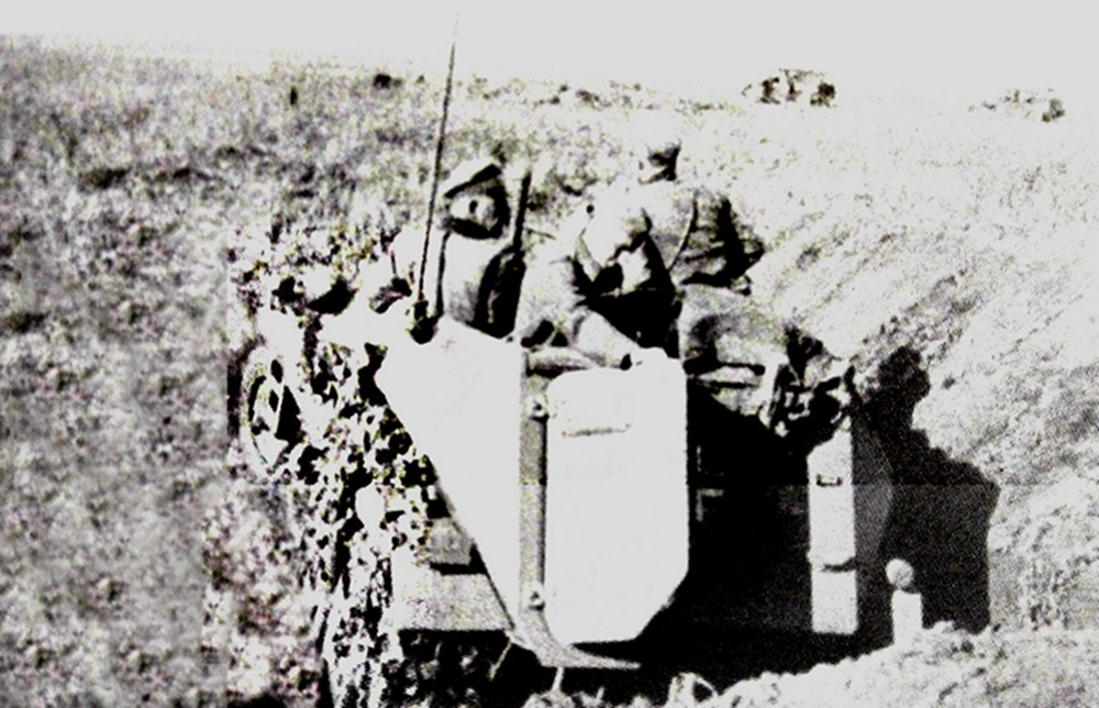1943年夏天,东线苏联战场,德军某装甲师属装甲炮兵团下属的一辆Sd.Kfz.250/5型半履带装甲炮兵观测车。