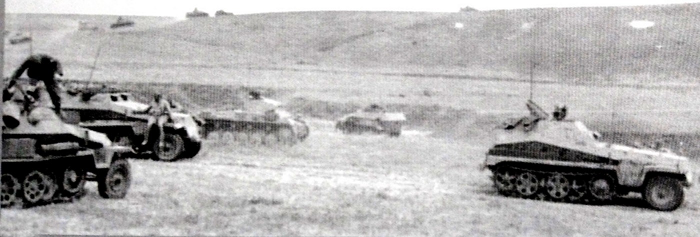 1942年8月,一辆德军Sd.Kfz.250/253型半履带装甲炮兵观测车与其所属的装甲炮兵部队在东线苏联战场南部平原上集结。