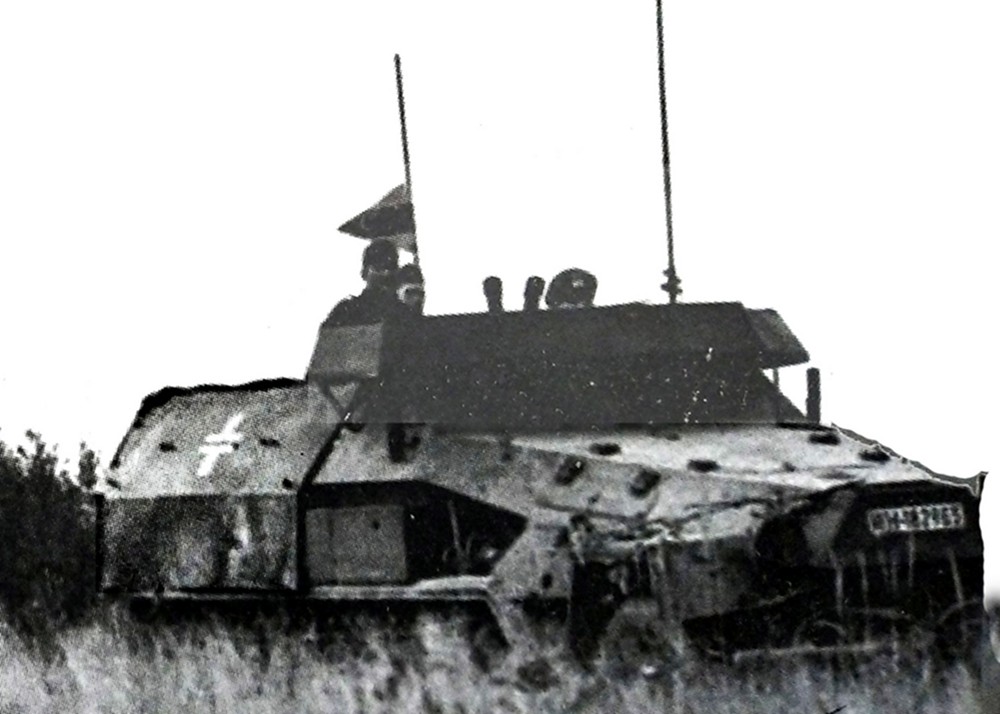 二战初期,东线苏联战场,德军一辆正在草原上行进的Sd.Kfz.251/5(Sd.Kfz.251/18)半履带装甲炮兵观测车。