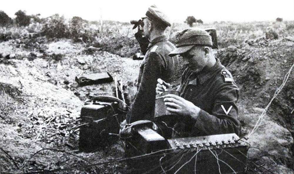 Sd.Kfz.251/19车上的设备与图中德军一个野战通讯保障小组设备基本相同，包括一部电话交换机和2部电话。