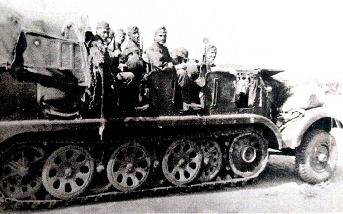 1941年夏天,东线苏联战场斯摩棱斯克附近地区,一辆搭载着士兵的德军Sd.Kfz.6中型半履带牵引车。