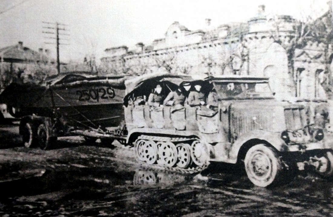 1943年9月,东线苏联战场,德军一辆Sd.Kfz.6半履带火炮牵引车牵挂着一辆搭载了250匹马力42型摩托艇的Sd.Anh.120型拖卡在乌克兰第聂伯河地区行进。