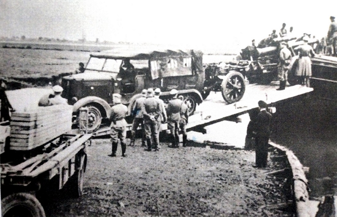 德军为入侵英格兰计划而进行的一次训练,一辆5吨级Sd.Kfz.6半履带牵引车拖带一门150毫米FH 18重炮从驳船上下来,左前景处是一辆坡道车。