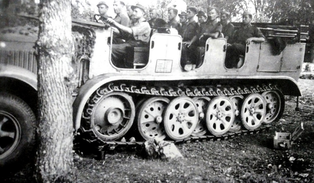 在巴尔干地区服役的一辆Sd.Kfz.7半履带牵引车,该型车车身较宽,车厢每排座位都坐了4人,所以全车一共可运载士兵11人(含驾驶员)。