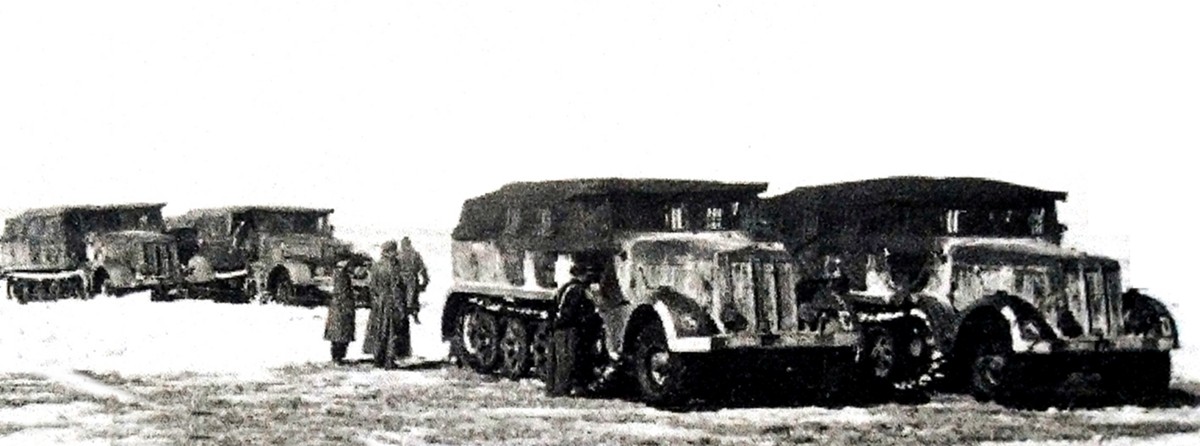 1943年3月,东线苏联战场,停靠在谢夫斯克地区的一队德军第103炮兵团的8吨级Sd.Kfz.7半履带牵引车队。
