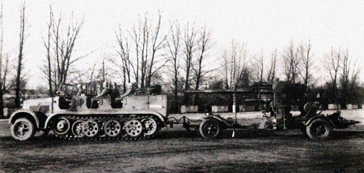 一辆8吨级Sd.Kfz.7半履带牵引车正拖带着Sd.Anh.201拖车及拖车上的88毫米Flak 18高射炮正向前线进发,Sd.Kfz.7车厢内坐着的是88炮的炮班成员。