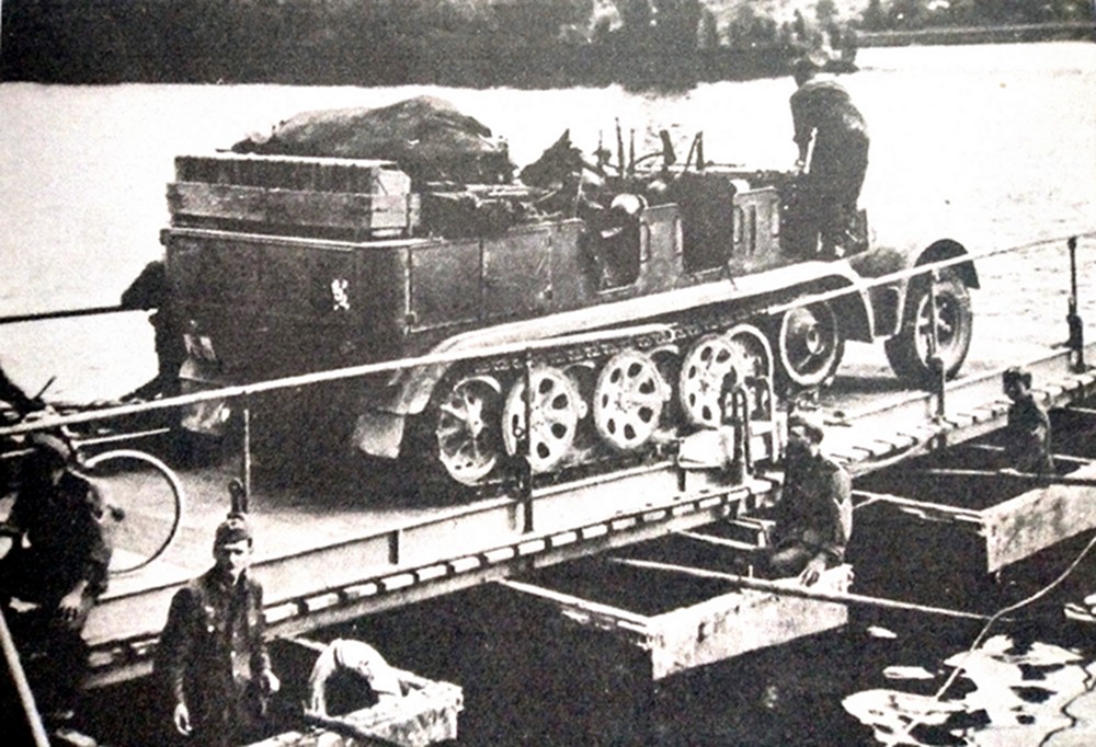 1940年6月19日,德军第27工程营3连安装制造的8吨级渡船搭载着图中这辆隶属第2高射炮营的8吨级Sd.Kfz.7中型拖车穿越法国德莱塞尔地区的塞纳河。