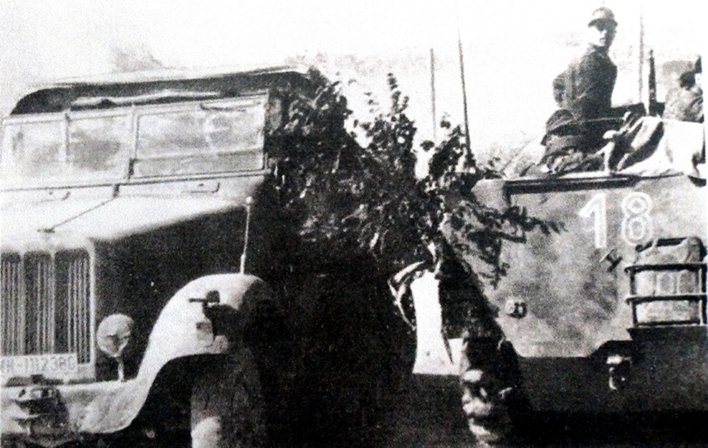 1942年,东线苏联战场,一辆Sd.Kfz.6半履带牵引车与一辆Sd.Kfz.250/3通讯装甲车相遇。