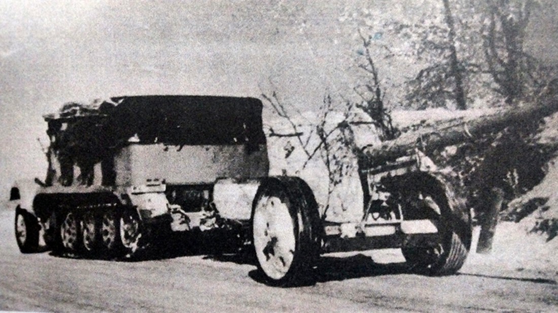 一辆牵挂着一门88毫米Pak 43/41火炮的德军Sd.Kfz.6半履带牵引车正在行驶中,对于这辆5吨级的牵引车,拖挂这门火炮越野确为勉强。注意其车身后挂载的备用轮。