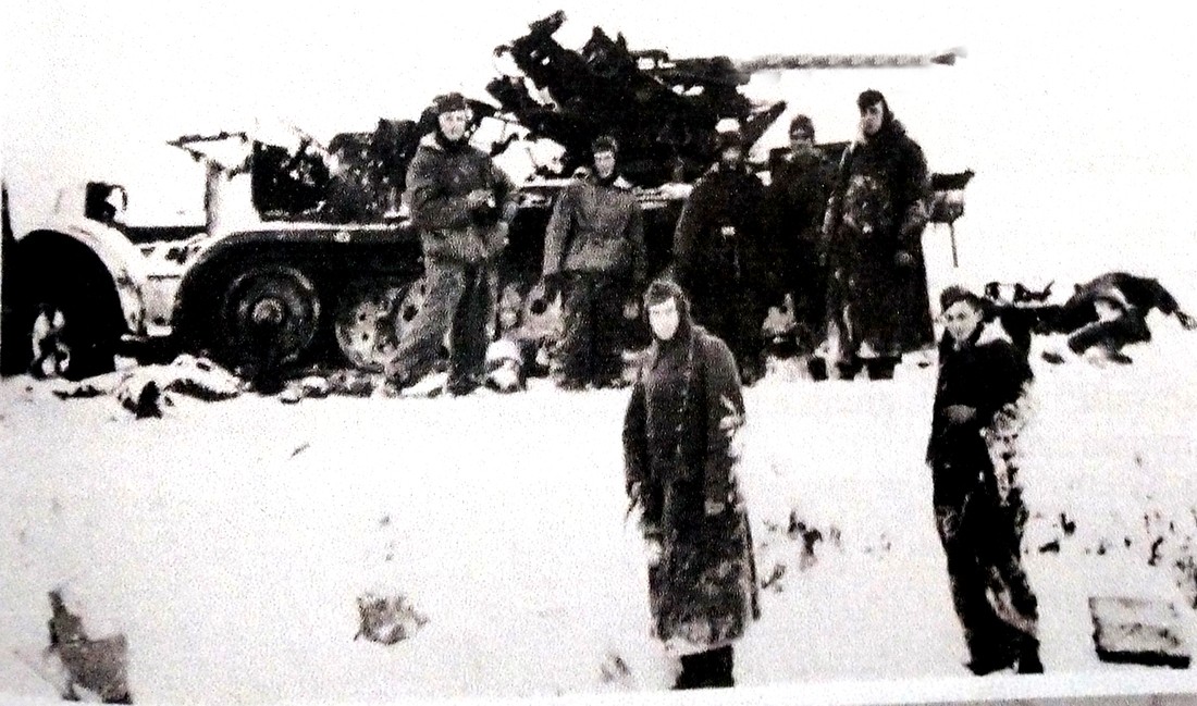 Sd.Kfz.7/2半履带自行炮车由于装甲防护薄弱，无法有效应对敌方坦克的攻击，图中就是一辆因此被击毁的Sd.Kfz.7/2半履带防空炮车，该炮车隶属于德军「大德意志」师属高射炮1营。
