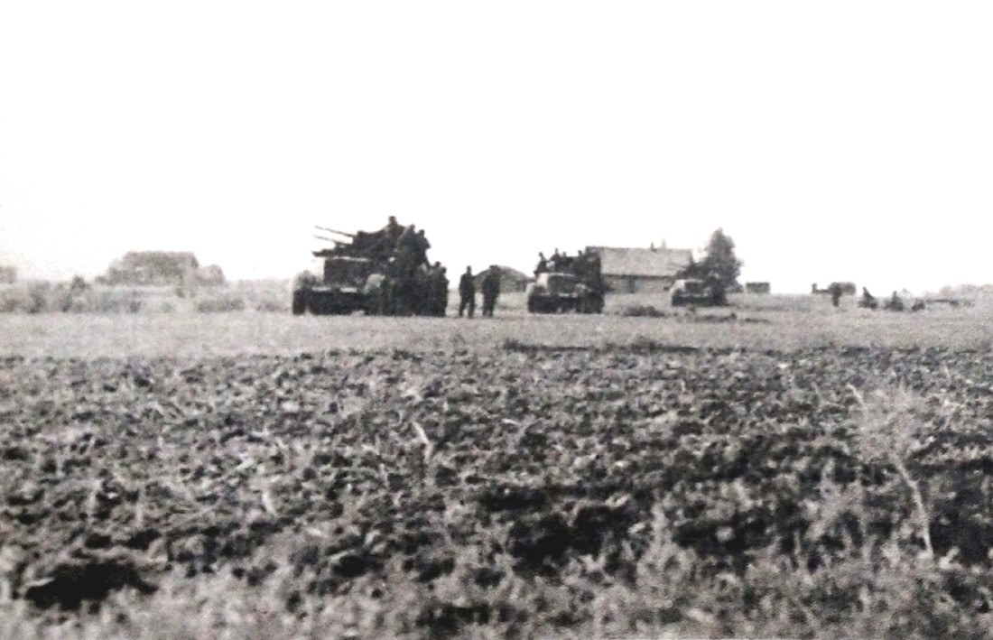 1941年7月，爱沙尼亚高里地区附近的杜纳堡-列宁格勒路上，3辆负责防空的德军第6装甲师Sd.Kfz.7/1半履带防空炮车。